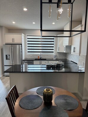 Four à micro-ondes, un four, surface de cuisson, lave-vaisselle