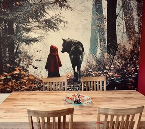 A dining table with two chairs and a plate with a floral design. - Quiet, Nature-Filled Vacation Apartment - Little Red Riding Hood, with 3 bedrooms (Alheim)