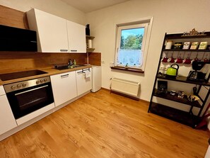 Un four, surface de cuisson, lave-vaisselle