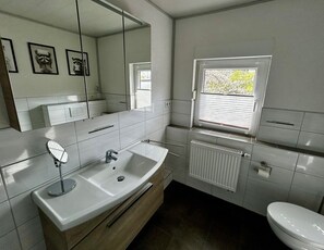 Haartrockner, Handtücher, Seife, Toilettenpapier