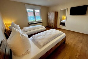 3 bedrooms, iron/ironing board, WiFi, bed sheets