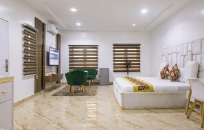 Habitación doble superior, balcón, vistas a la colina | Tabla de planchar con plancha y wifi gratis