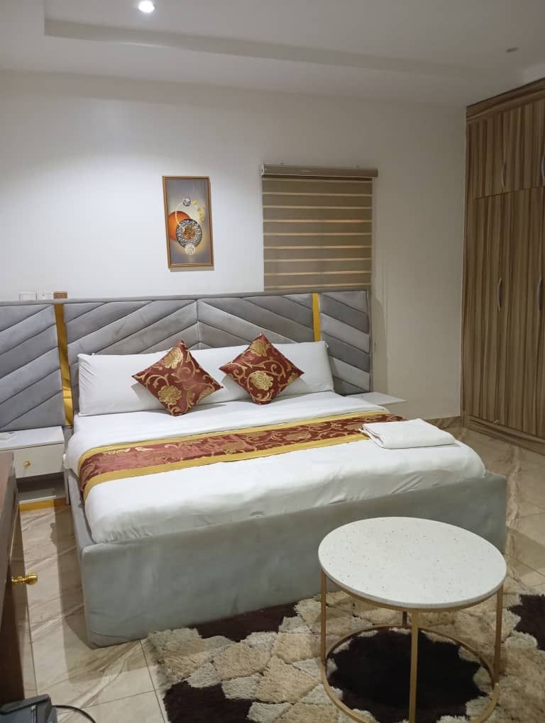 Ein Schlafzimmer mit einem Bett, einem Nachttisch und einem runden Tisch.
