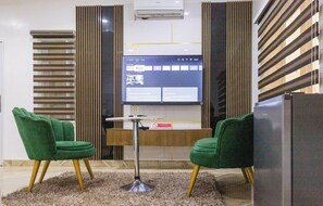 Habitación doble superior, balcón, vistas a la colina | Tabla de planchar con plancha y wifi gratis