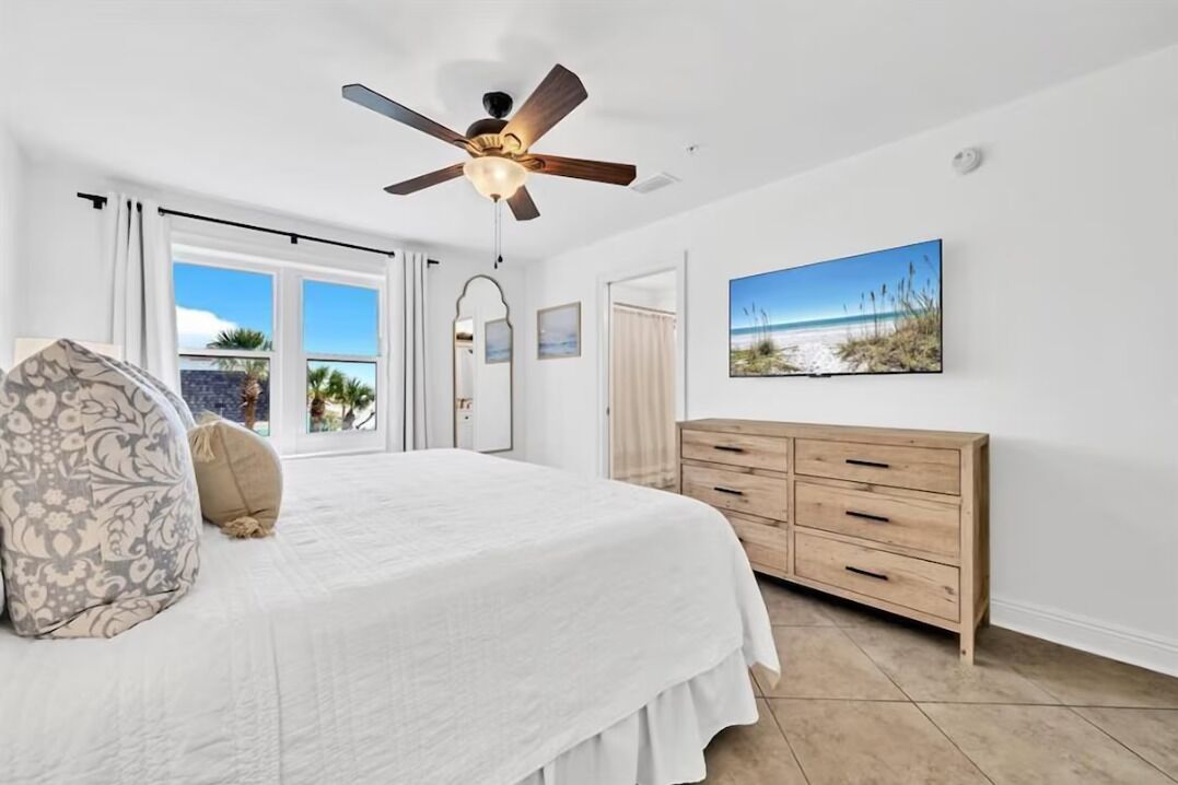 2 habitaciones, escritorio y tabla de planchar con plancha 