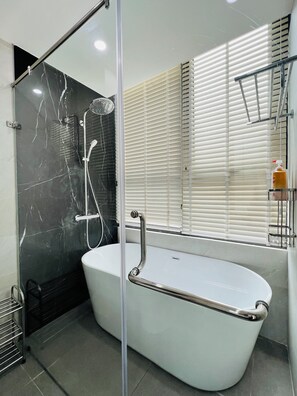 Dusche, Haartrockner, Handtücher, Seife