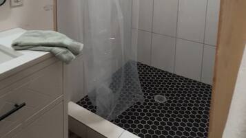 タオル、トイレットペーパー