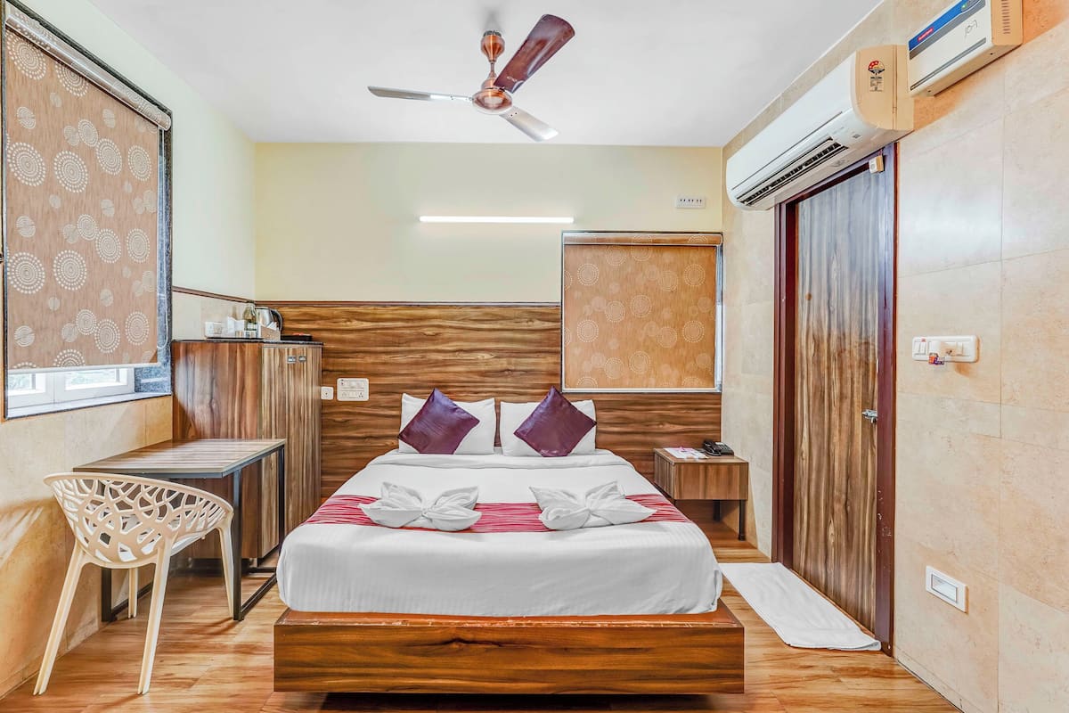 In-room safe, soundproofing, iron/ironing board, free WiFi