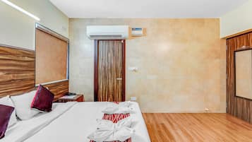 In-room safe, soundproofing, iron/ironing board, free WiFi