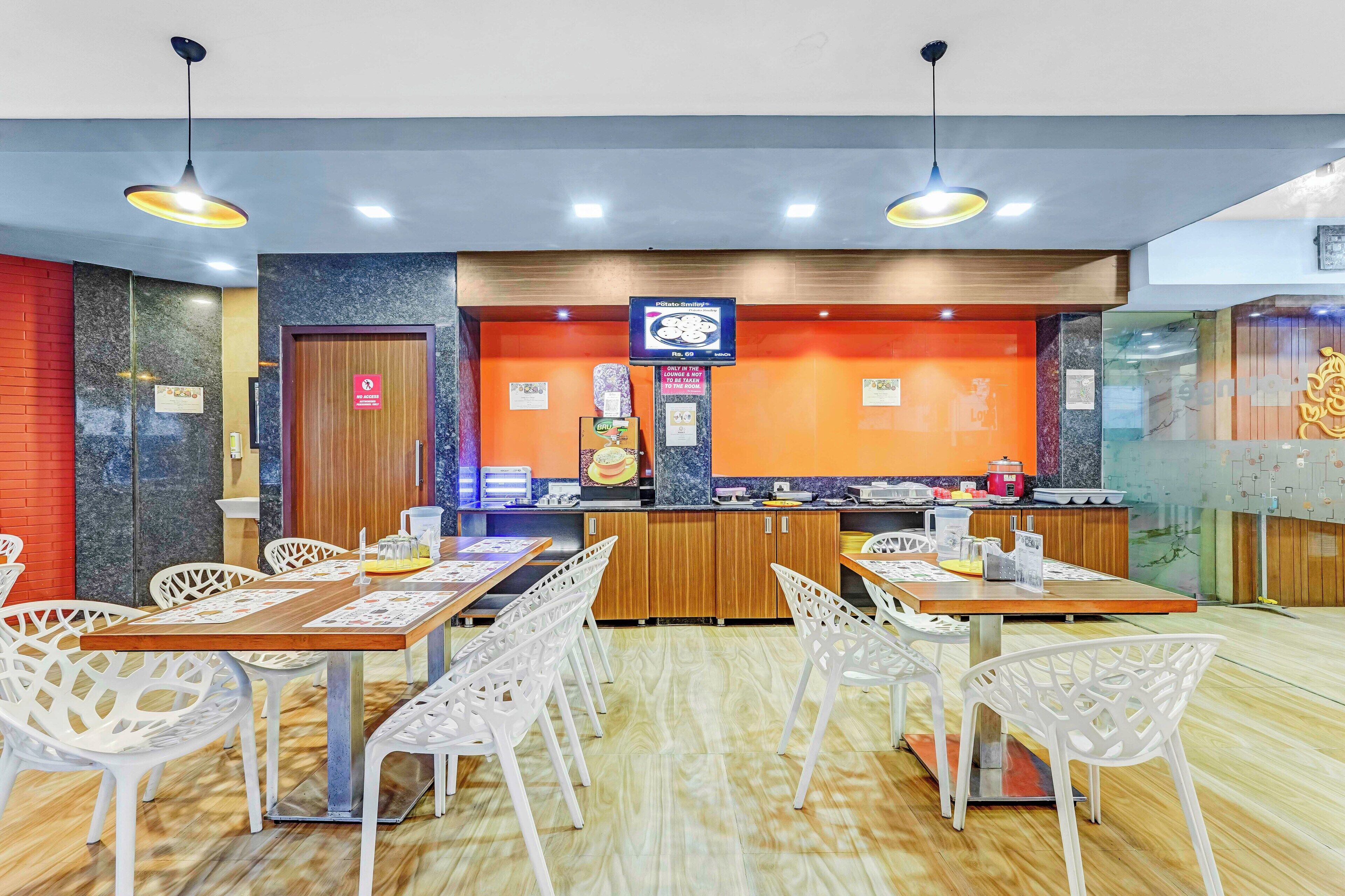 Un restaurant avec un comptoir, des chaises et des tables.