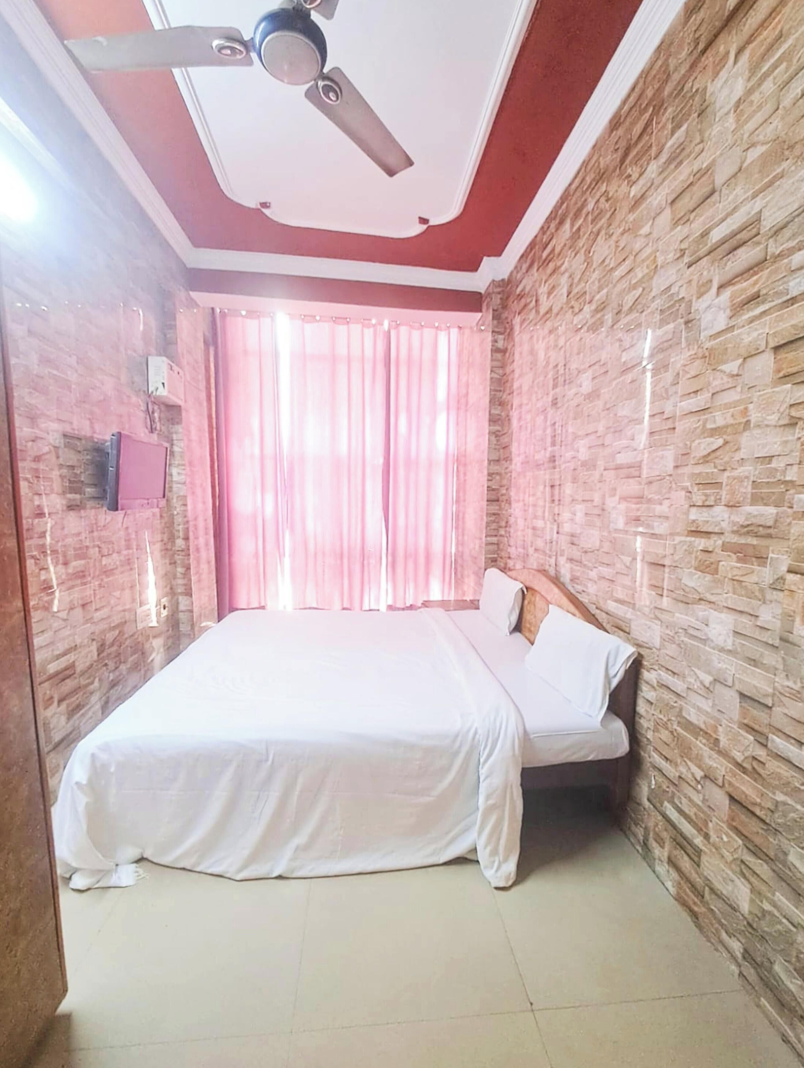 Hypo-allergenic bedding, desk, soundproofing, free WiFi