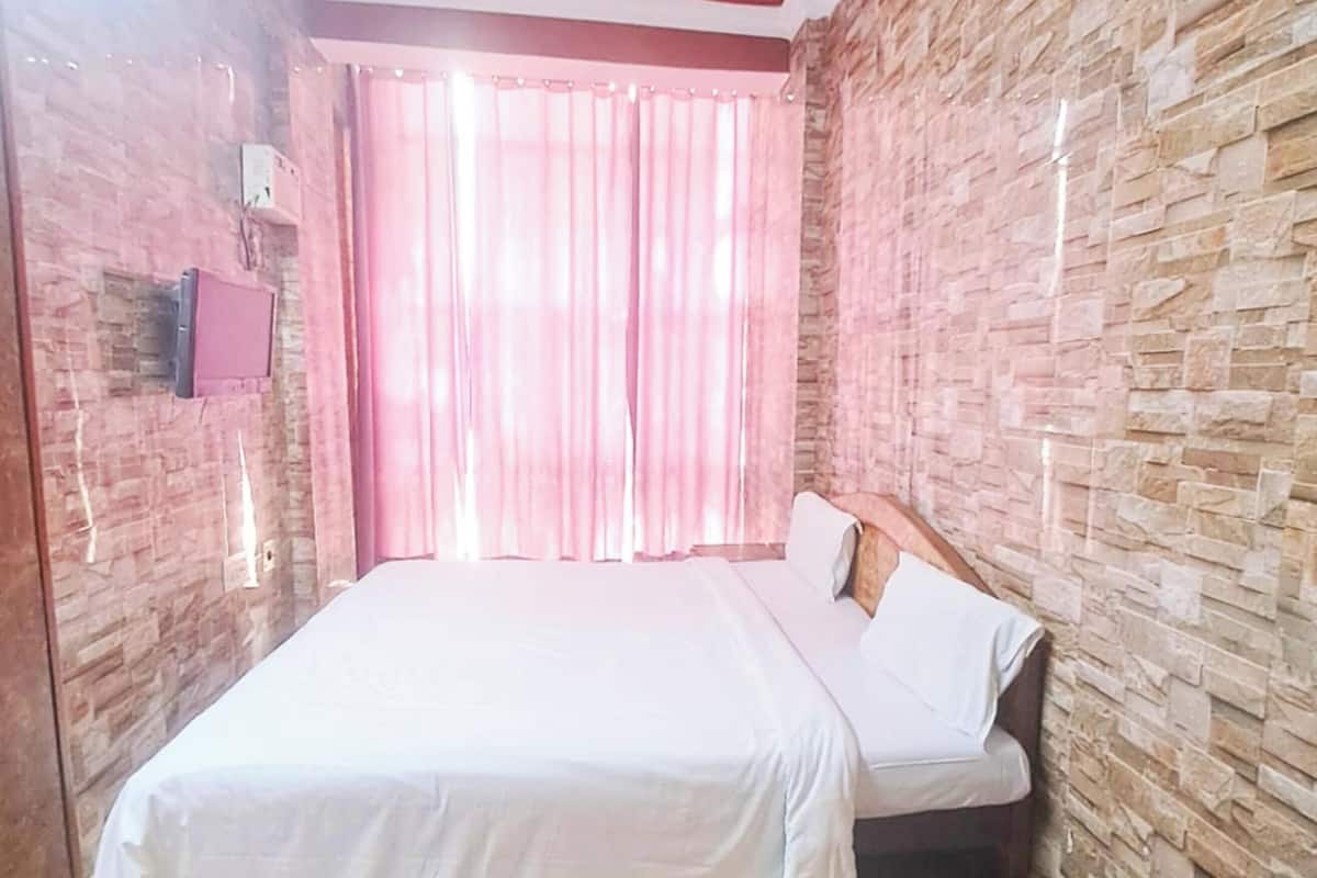 Hypo-allergenic bedding, desk, soundproofing, free WiFi