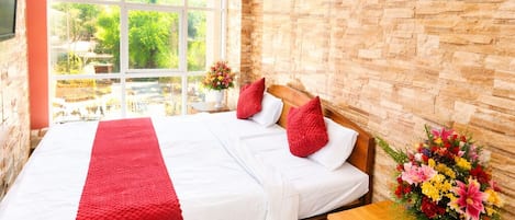 Klassieke tweepersoonskamer, airconditioning | Hypoallergeen beddengoed, een bureau, geluiddichte muren, gratis wifi