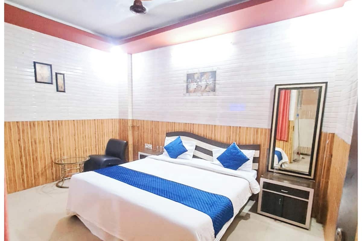 Hypo-allergenic bedding, desk, soundproofing, free WiFi