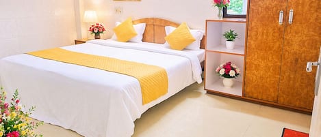 Hypo-allergenic bedding, desk, soundproofing, free WiFi