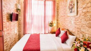 Classic Double Room, Air conditioning | Hypo-allergenic bedding, desk, soundproofing, free WiFi