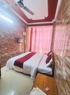 Hypo-allergenic bedding, desk, soundproofing, free WiFi - A Top Rated Hotel Man-Galam Inn Lucknow (Lucknow)