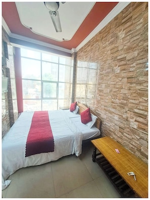 Klassieke tweepersoonskamer, airconditioning | Hypoallergeen beddengoed, een bureau, geluiddichte muren, gratis wifi