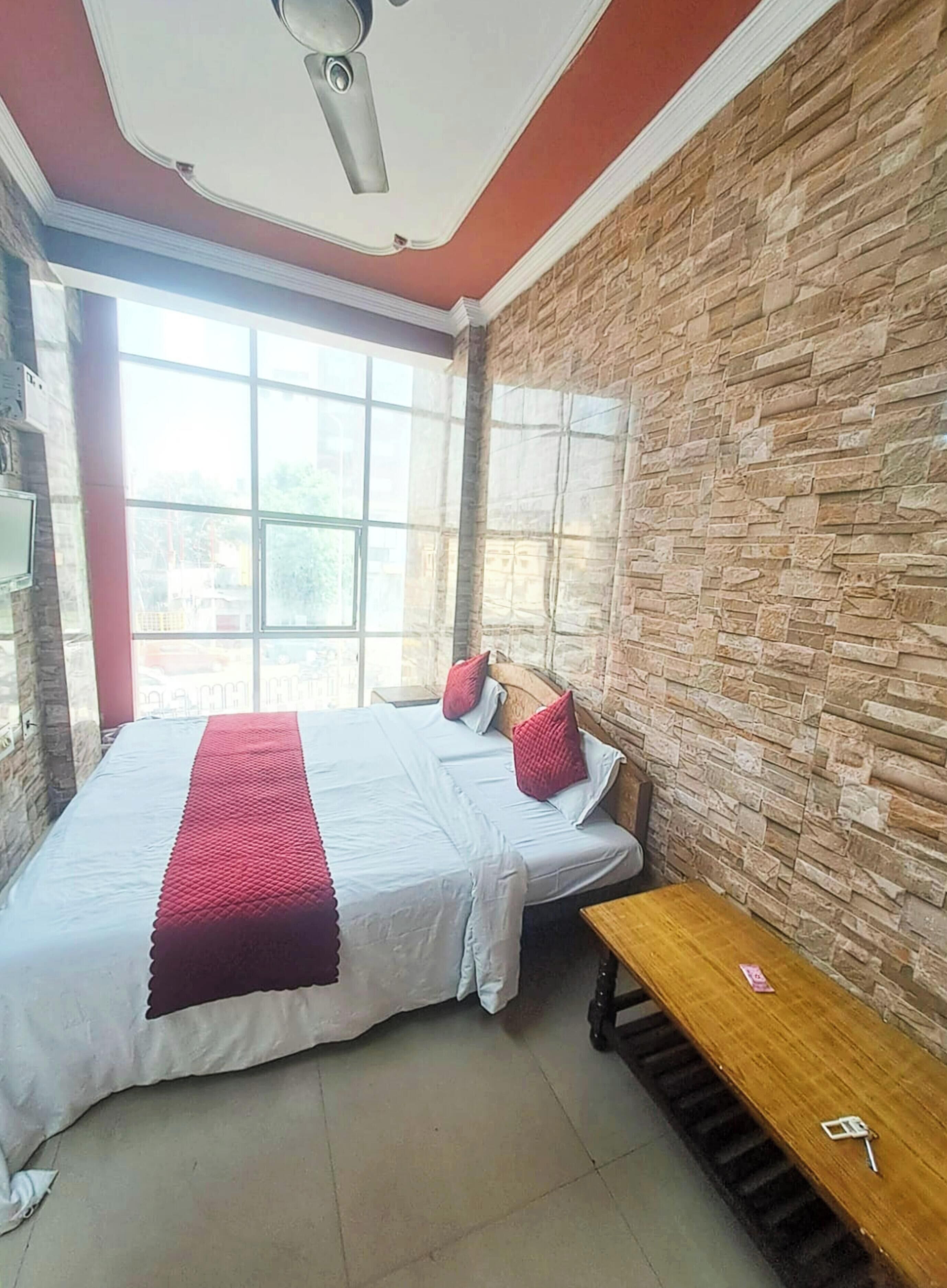 Classic Double Room, Air conditioning | Hypo-allergenic bedding, desk, soundproofing, free WiFi