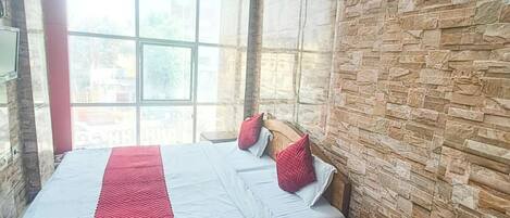 Classic Double Room, Air conditioning | Hypo-allergenic bedding, desk, soundproofing, free WiFi