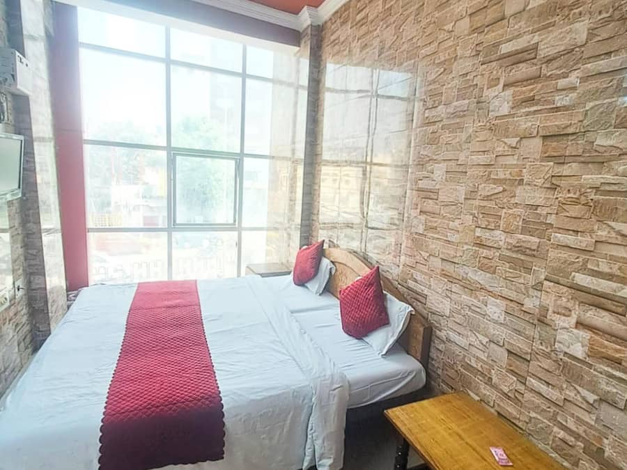 Quarto casal clássico, ar-condicionado | Roupas de cama antialérgicas, escrivaninha, quartos à prova de som