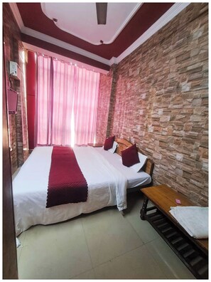 Klassieke tweepersoonskamer, Meerdere bedden, airconditioning | Hypoallergeen beddengoed, een bureau, geluiddichte muren, gratis wifi