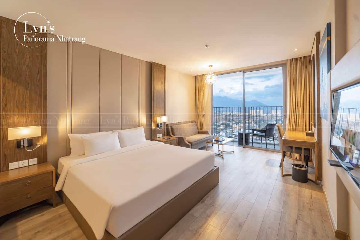 Apartamento, sacada, vista para a cidade | Individualmente decorados, individualmente mobiliados, escrivaninha
