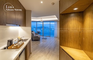 Luxury Apartment, Bathtub, Ocean View | Living area