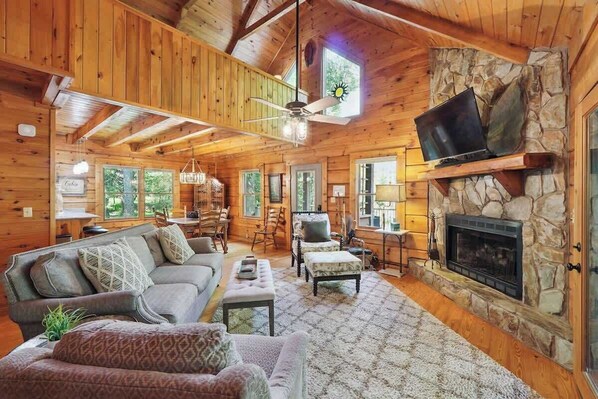 TV, fireplace - EpicSteamShwr/Riverfrnt/Fiber Intnet/Ht Tub/Slps 5 (Ellijay)