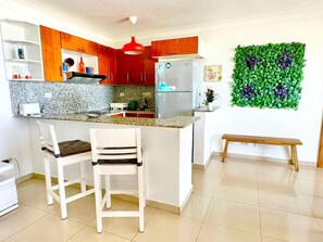 Réfrigérateur, micro-ondes, four, plaque de cuisson