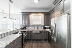 Frigorifero, microonde, forno, piano cottura