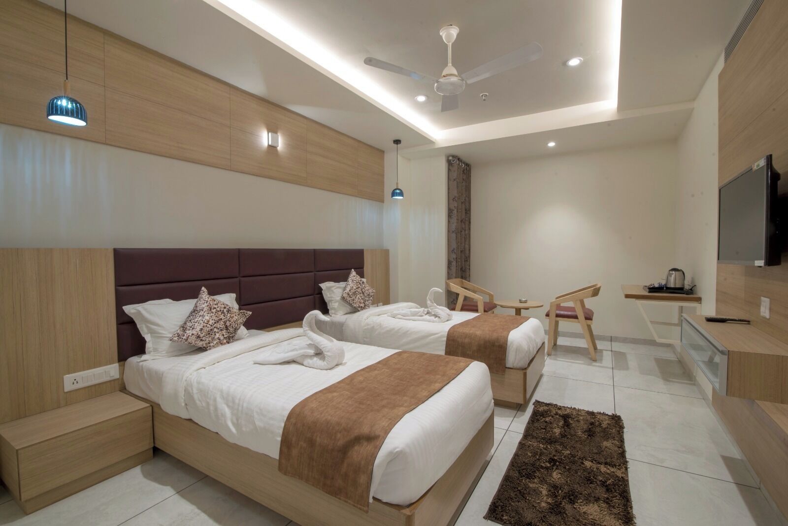 Basic-Doppel- oder -Zweibettzimmer | Schreibtisch, laptopgeeigneter Arbeitsplatz, schallisolierte Zimmer