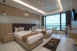 Habitación superior con 1 cama doble o 2 individuales | Escritorio y espacio para trabajar con un portátil