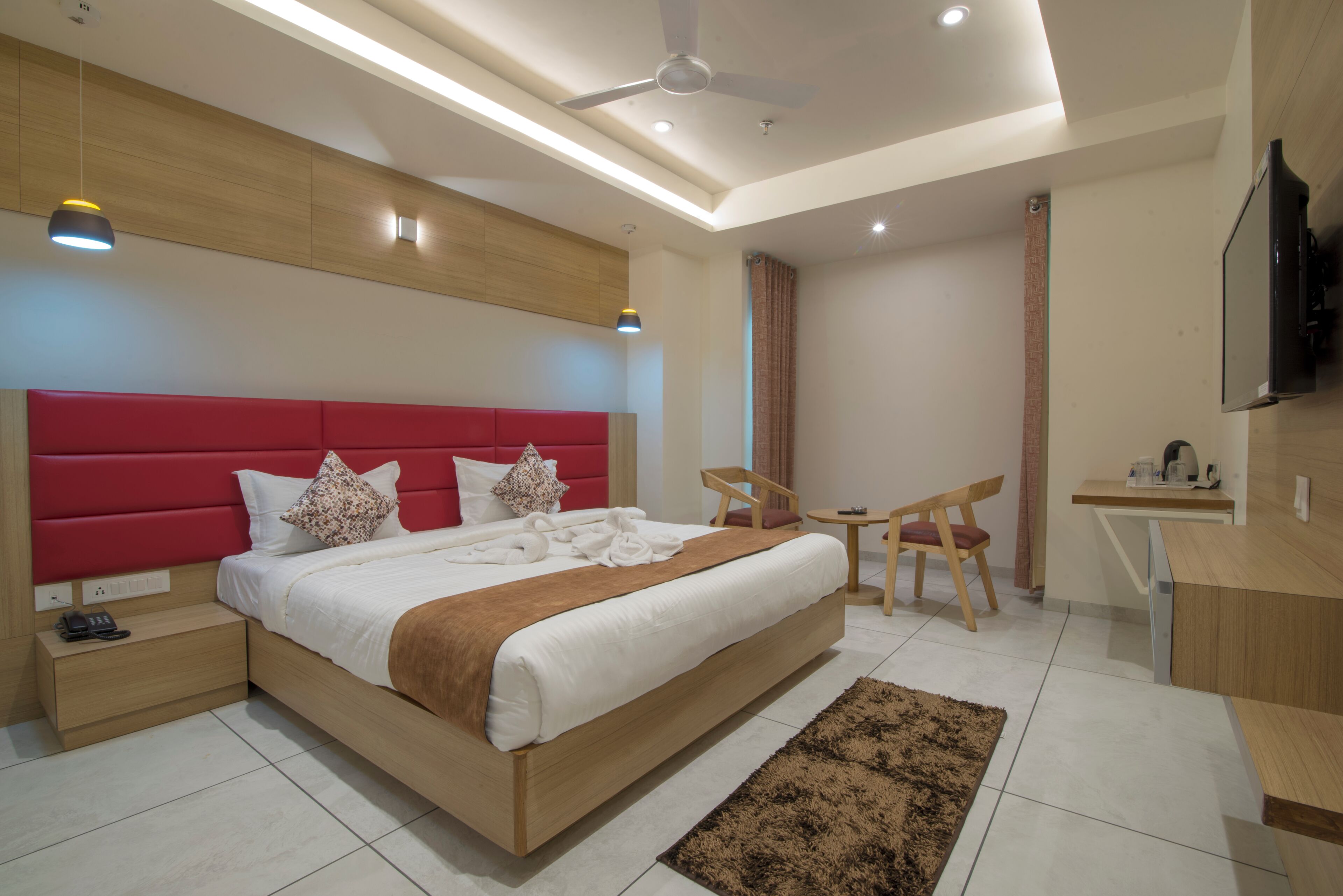 Deluxe-Doppelzimmer, Stadtblick | Schreibtisch, laptopgeeigneter Arbeitsplatz, schallisolierte Zimmer