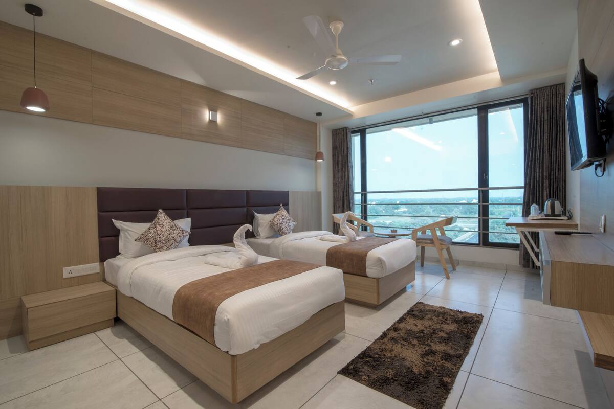 Superior-Doppel- oder -Zweibettzimmer | Schreibtisch, laptopgeeigneter Arbeitsplatz, schallisolierte Zimmer