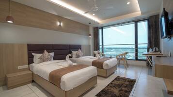 Premier Deluxe Twin Room | Desk, laptop workspace, soundproofing, iron/ironing board