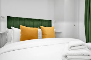 1 habitación, tabla de planchar con plancha y cuna de viaje