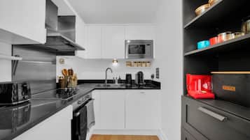 Køleskab, mikrobølgeovn, ovn, kogeplade