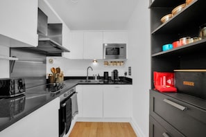 Refrigerador, microondas, horno, placa de cocina