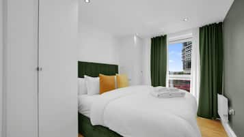 1 quarto, ferros/tábuas de passar roupa, berço de viagem