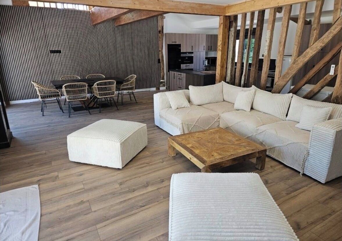 Télévision, cheminée, baby-foot