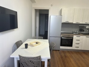 Kühlschrank, Ofen, Herdplatte, Wasserkocher mit Kaffee-/Teezubehör