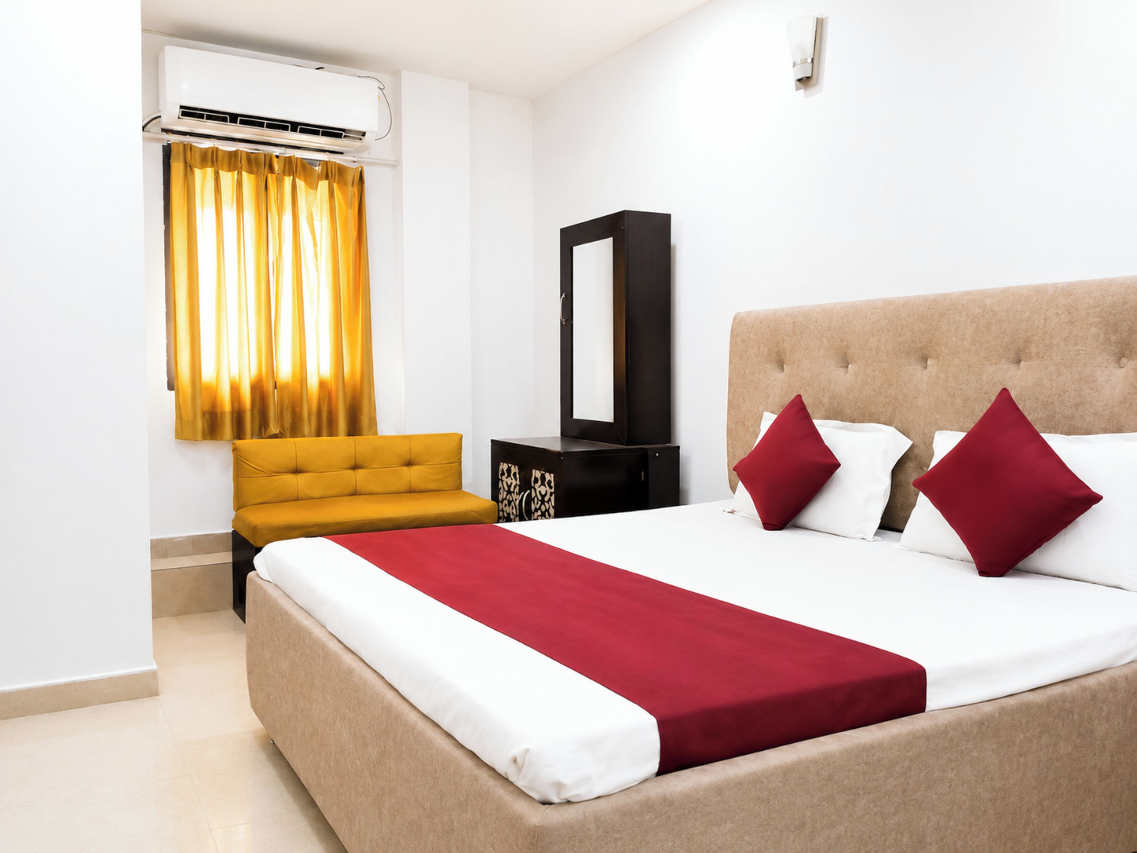 Hypo-allergenic bedding, desk, soundproofing, free WiFi