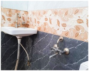Chuveiro, chuveiro com efeito de chuva, produtos de toalete grátis