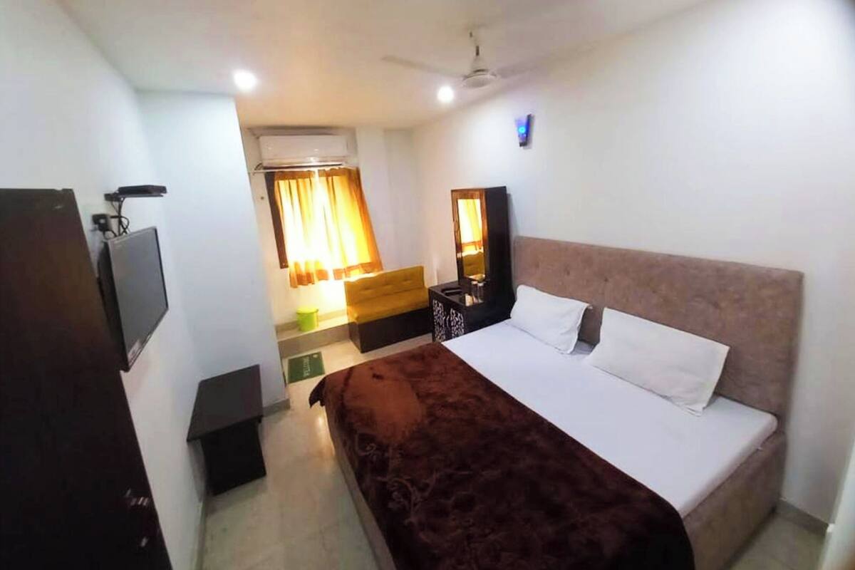 Quarto casal luxo, várias camas, ar-condicionado | Roupas de cama antialérgicas, escrivaninha, quartos à prova de som
