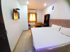 Quarto casal luxo, várias camas, ar-condicionado | Roupas de cama antialérgicas, escrivaninha, quartos à prova de som