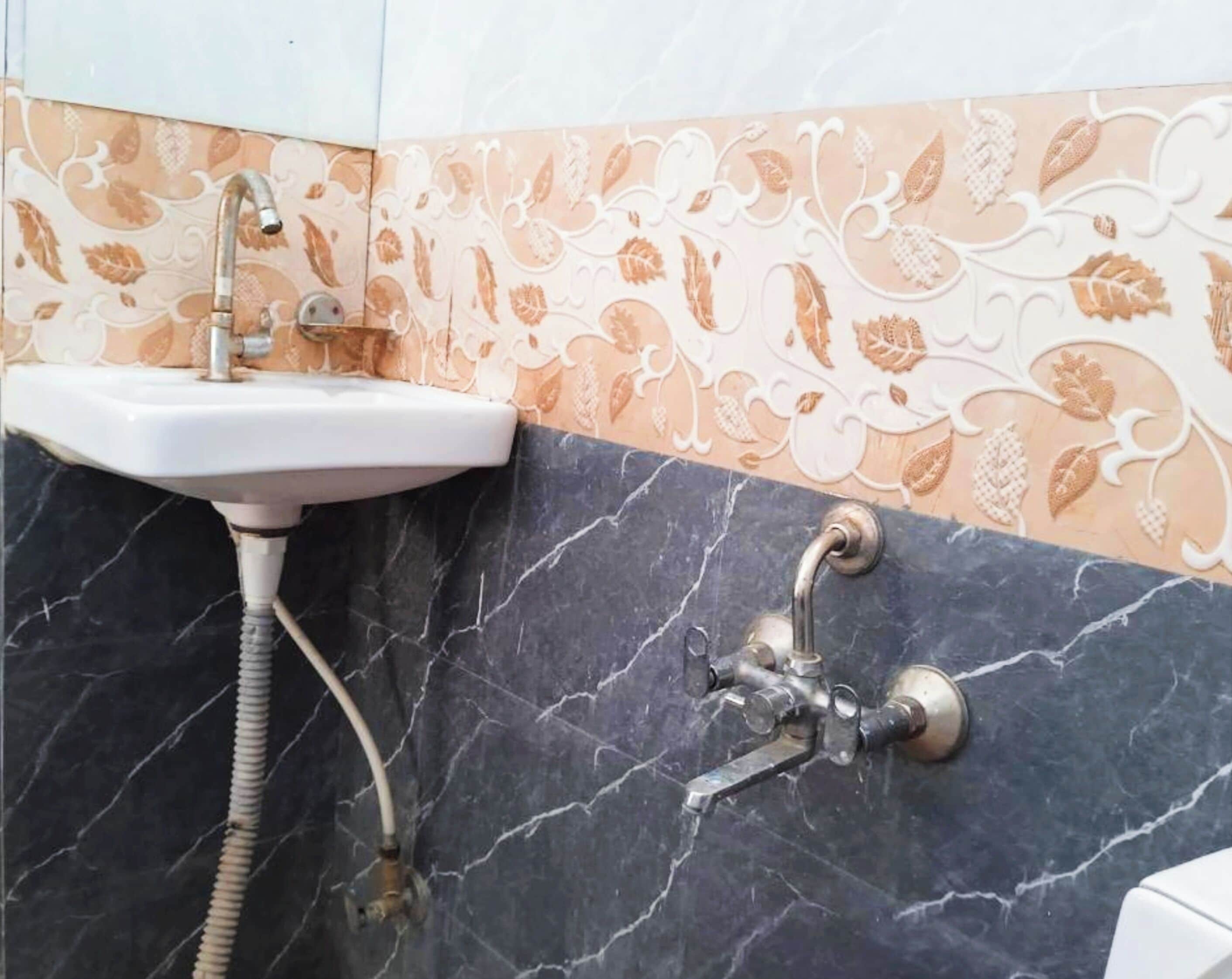 Shower, rainfall showerhead, free toiletries, slippers