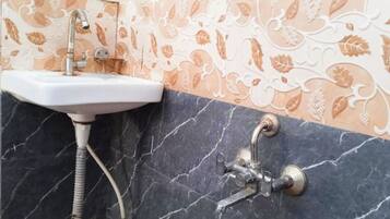 Shower, rainfall showerhead, free toiletries, slippers