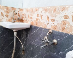 Shower, rainfall showerhead, free toiletries, slippers - Hotel M-E-T-R-O Regency Lucknow (Lucknow)