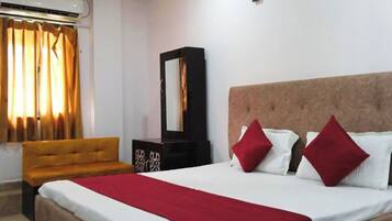 Hypo-allergenic bedding, desk, soundproofing, free WiFi